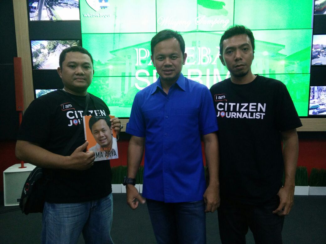 s4niesolo's tweet photo. Bersama Walikota Bogor Bima Arya, setelah mendapat hadiah Spesial...berupa buku biografi..#NETCJCAMP2017 @NET_CJ @netmediatama https://t.co/u1PUSbvhGb