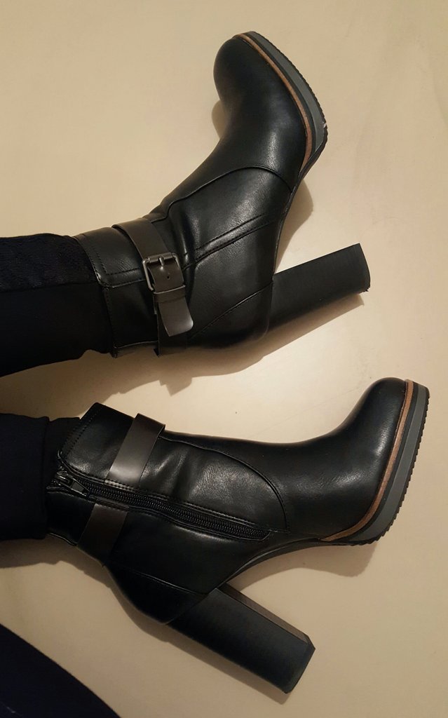 AndreaAmbiora's tweet photo. Zijn ze eindelijk @ilseIVmarketing, mijn nieuwe vriendjes. π’ #teamhighheels https://t.co/2sMJoVbSu9