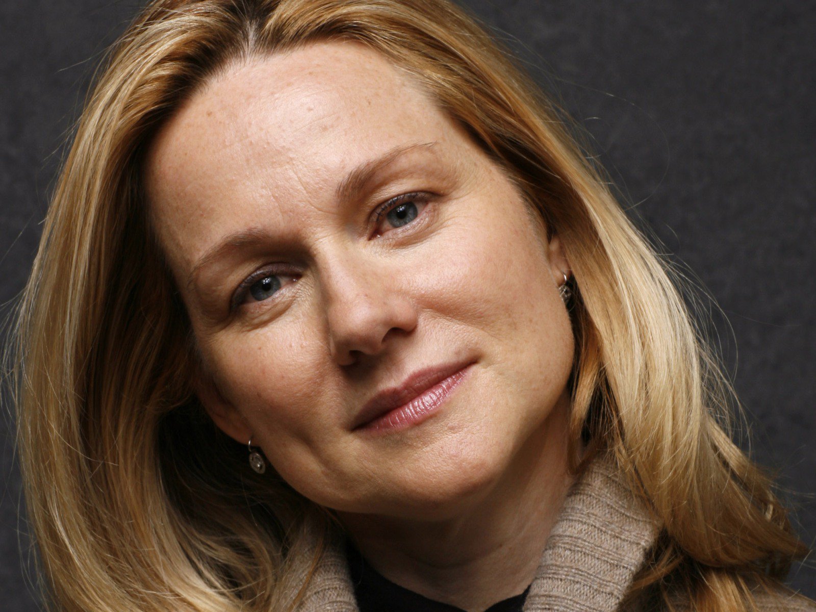 A happy birthday from Toasting The Town to Laura Linney! 