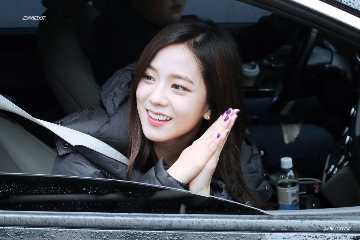 170205 인기가요 퇴근길

🤗🤗

#BLACKPINK #블랙핑크 #JISOO #지수