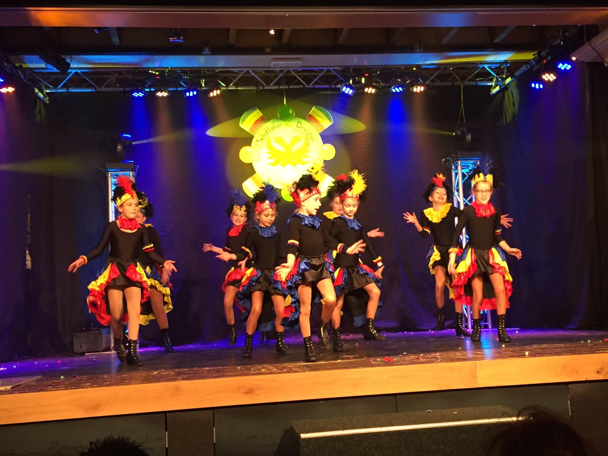 De senioren #pronkzitting van <a href="/schutlaken/">CV 't Schutlaken</a> is begonnen met een spetterend optreden van de mini dansgarde