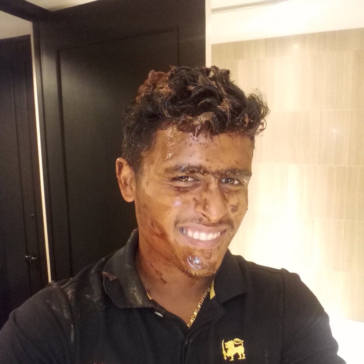 Vandersay's tweet photo. This is what happens when you have your birthday on tour. #coveredincake #chocholatecake #teamates https://t.co/Oop07daCc7