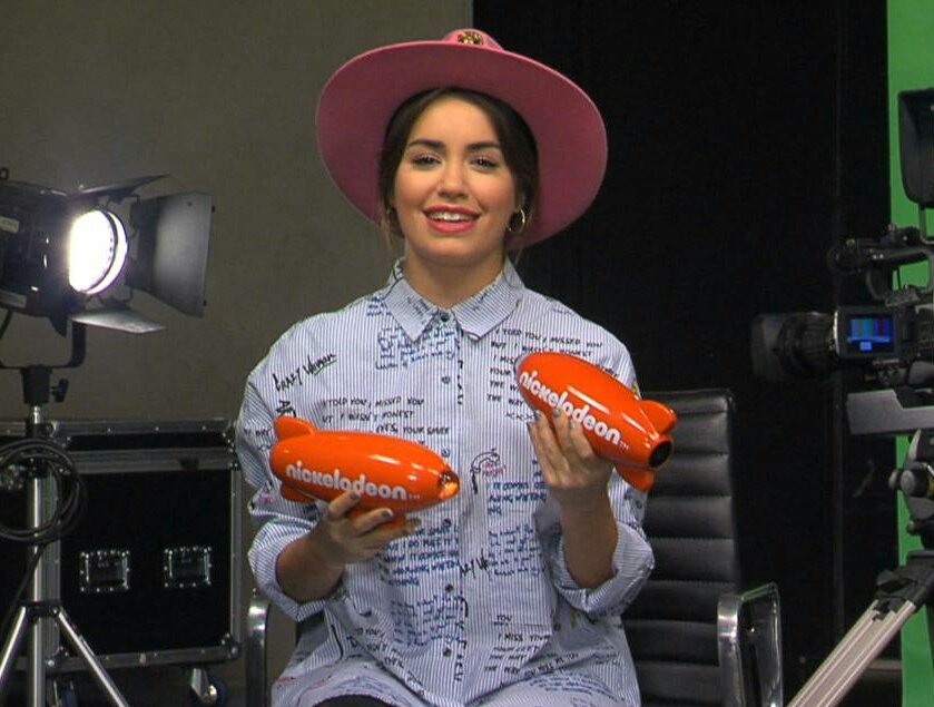 LaliPromotion's tweet photo. MASIVAS DE HOY:
15 hs app o web
18 hs twitter
20 hs facebook

#KCAEstrellaLatina #Lali https://t.co/53khimemuE