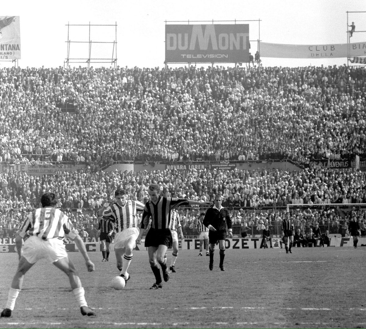 Sandro Mazzola vs Juventus. 

(1963)