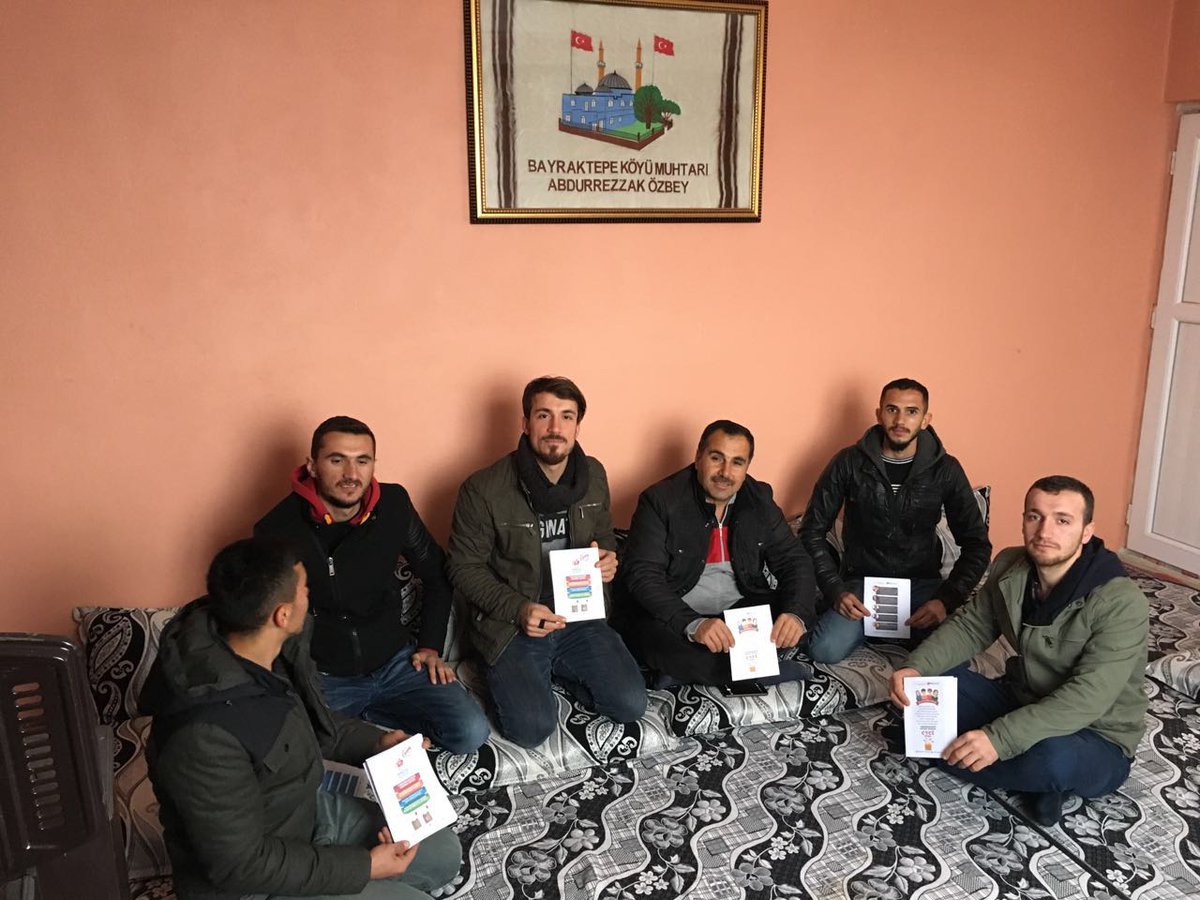 genckonfedTR's tweet photo. Genç gönüllüler #EVET için #SİİRT  köylerinde https://t.co/Q17kO2DddL