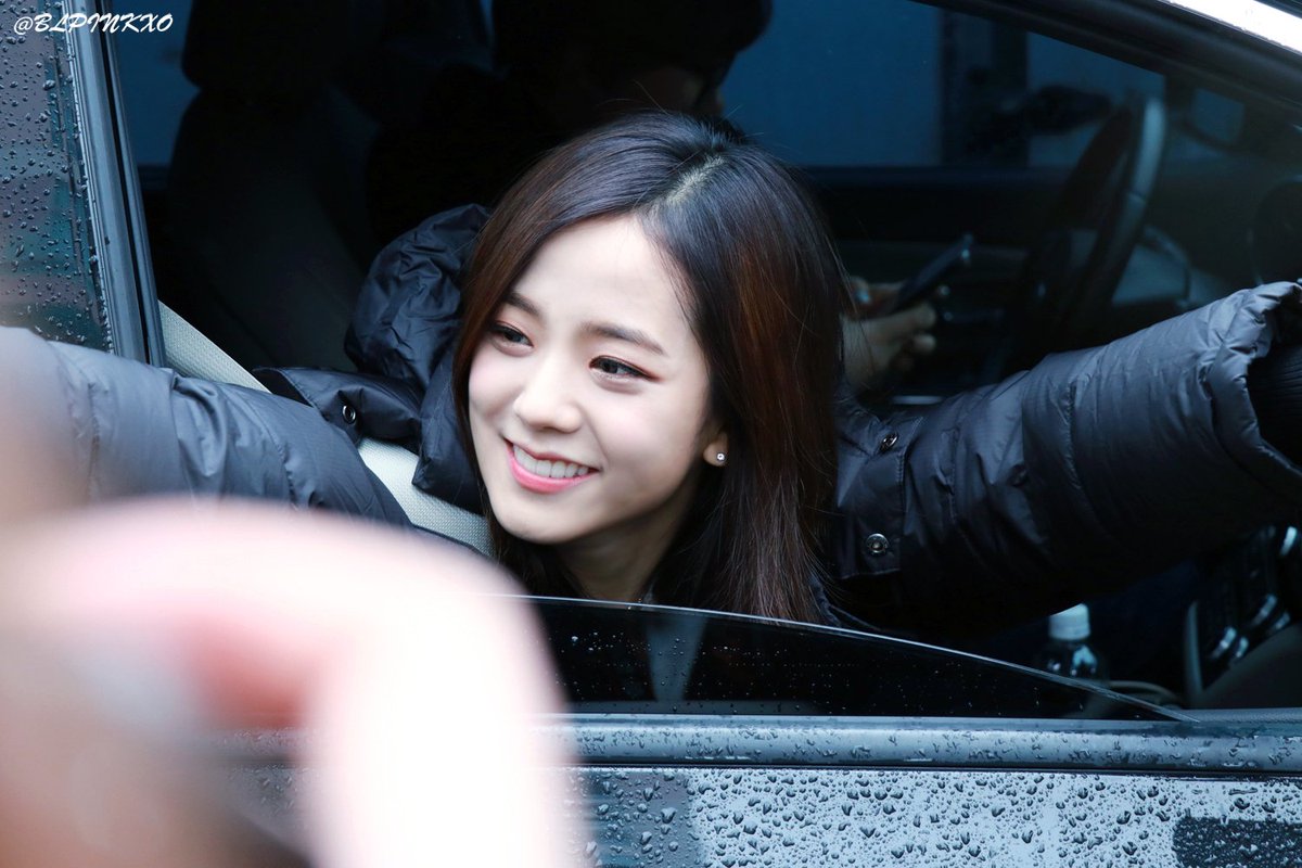 BLPINKXO's tweet photo. 팬들과 헤어지기 싫은 츄츄 ... T^T  #블랙핑크 #지수 #JISOO https://t.co/PlNeCUZTC0