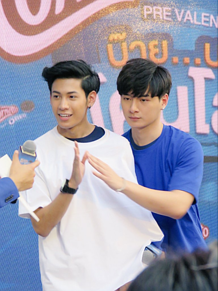 FreshyCute's tweet photo. มนต์รักเสื้อคู่😙 แต่เหมือนจะตีกันนะะ ฮาไปอีกก😆 #ทีมพีรญา #conetto #SingtoPrachaya #KristPerawat https://t.co/5C5XcQAfIY