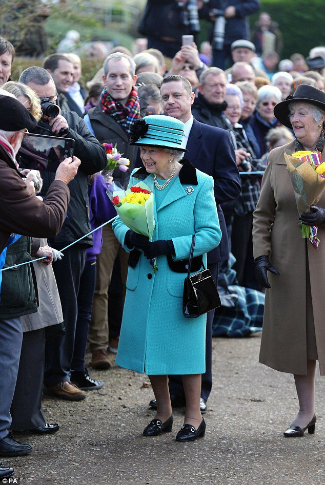 DailyMailUK's tweet photo. The Queen looks elegant in pale blue as she greets young well wishers at a church service https://t.co/Cvk4GjWC2Q https://t.co/OOrCCyg0VN