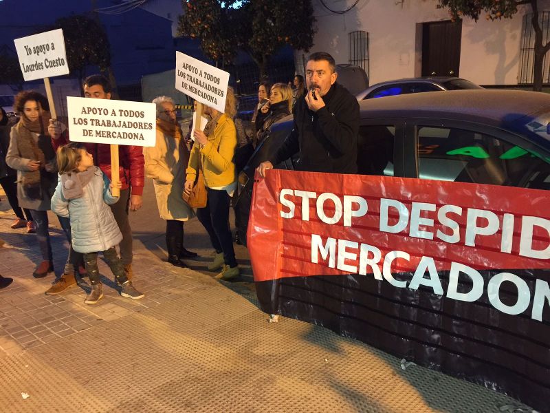 DiarioHuelva's tweet photo. La llamada a no comprar en #Mercadona por un despido se extiende a una semana #Huelva https://t.co/sK7LUcyhEe https://t.co/P5UfMm3jox