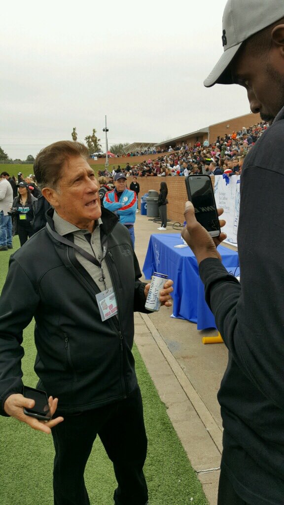 PerriconeH2O's tweet image. @DrPerricone talking about the benefits of drinking our water ( including natural energy + muscle recovery) #PH2FuelsYou #SuperBowl