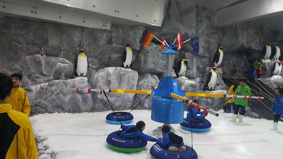 IceBusiness's tweet photo. Our Project "The Snow and Ice Planet" in the Shopping Centre "The Mall" in #Thailand. #icebusiness #snow #snowproject https://t.co/Eb5KPM8Tx9