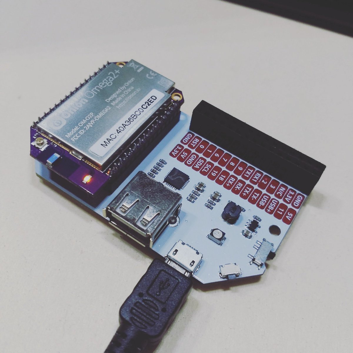 bricotienda's tweet photo. La pequeñisima @OnionIoT #omega2plus en su base. #pintaca #iot #linux #sundayfriking #cloud #electronics https://t.co/sMY7f1ELBW