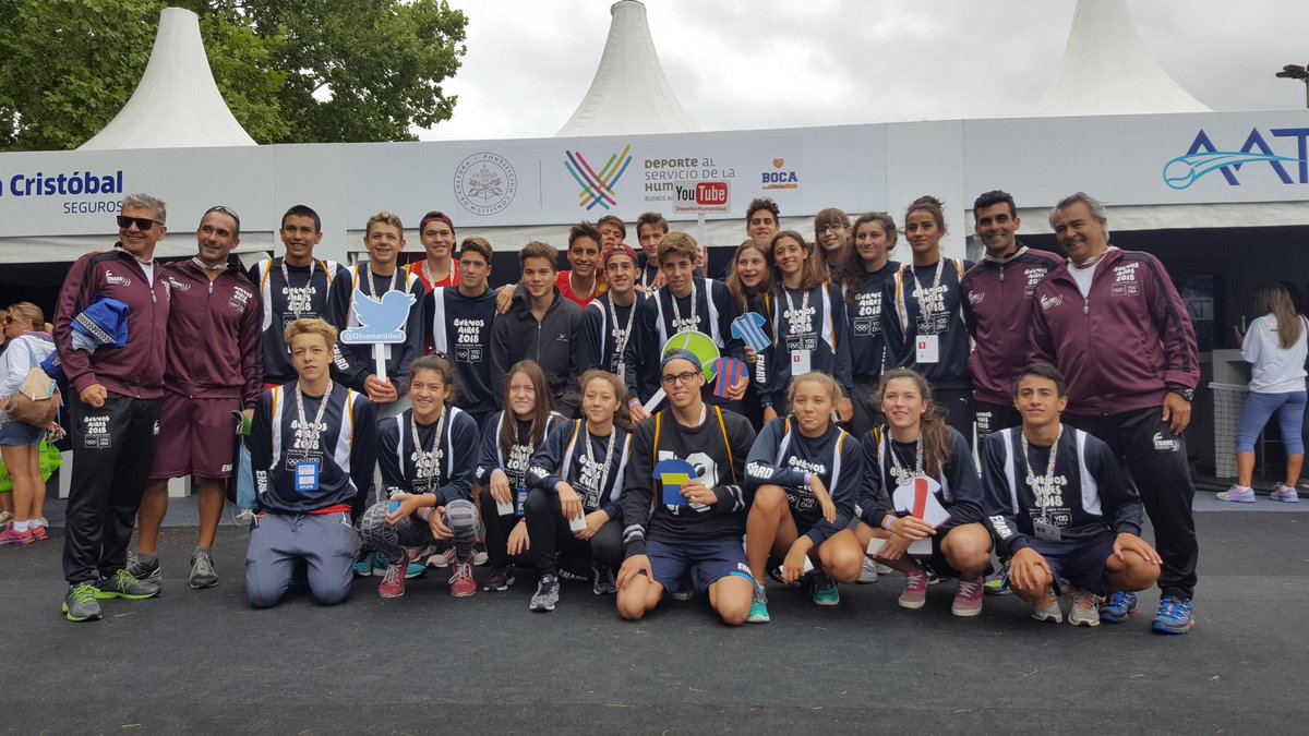 DHumanidad's tweet photo. @jeniiiioliveira y el equipo nacional de natación vinieron a visitarnos #DeportexHumanidad #CopaDavis @BOCASocialcabj https://t.co/zsaHRHwzYG