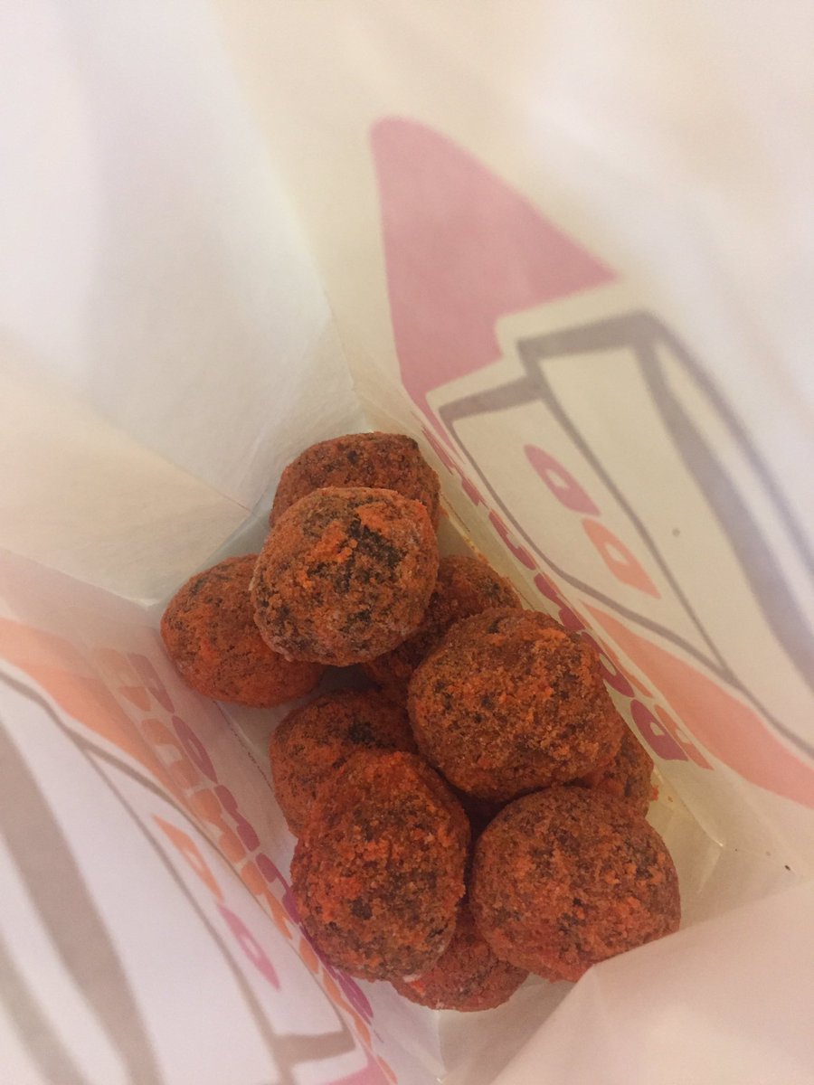 RennielCastro's tweet photo. OMG! Myghaaaaaad! Finally, after 2 weeks! Nahanap din kita! #DunkinDonuts #ChocoButternut #IcyChoco hello @RollandCharles and @ijlabaoiG 😍 https://t.co/9wmTK04UIo