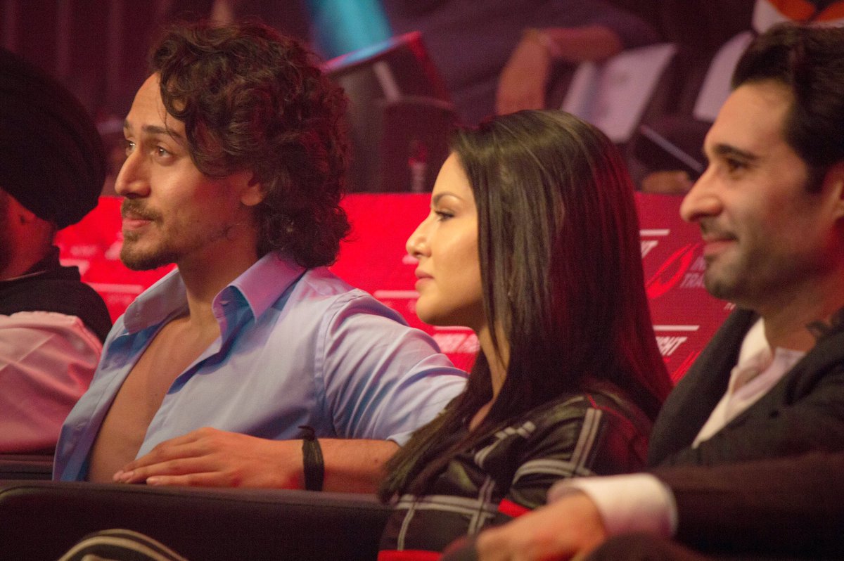 tigeriansahir's tweet photo. #TigerShroff with #SunnyLeone at the #SuperFightLeague in #Delhi.
#BengaluruTigers #SFL #NEVERSTOPFIGHTING https://t.co/7OS2vQP04A