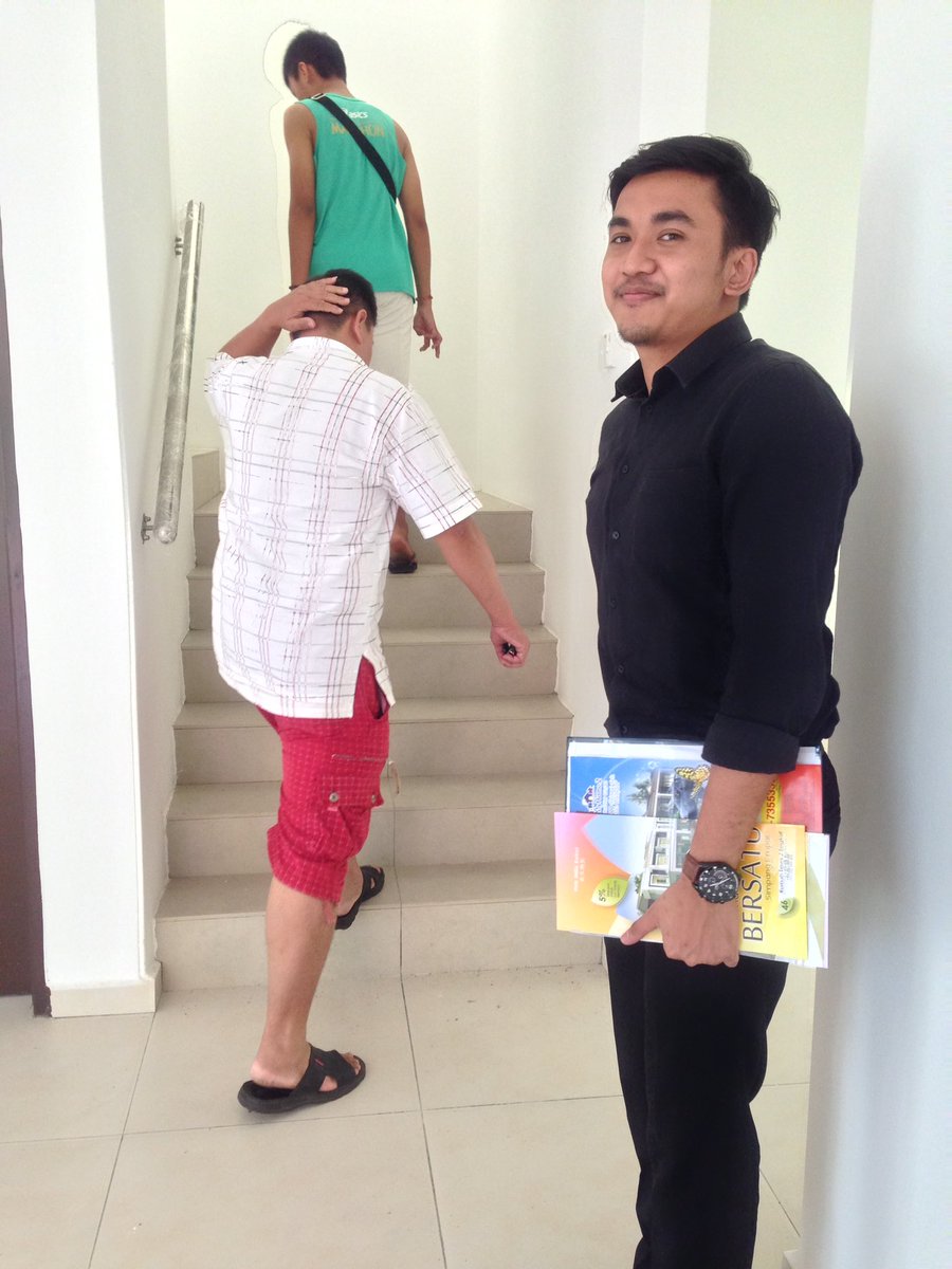 linmusdan's tweet photo. Done jual 2 biji rumah #FirstDayIntern https://t.co/bYEjMRPsyw