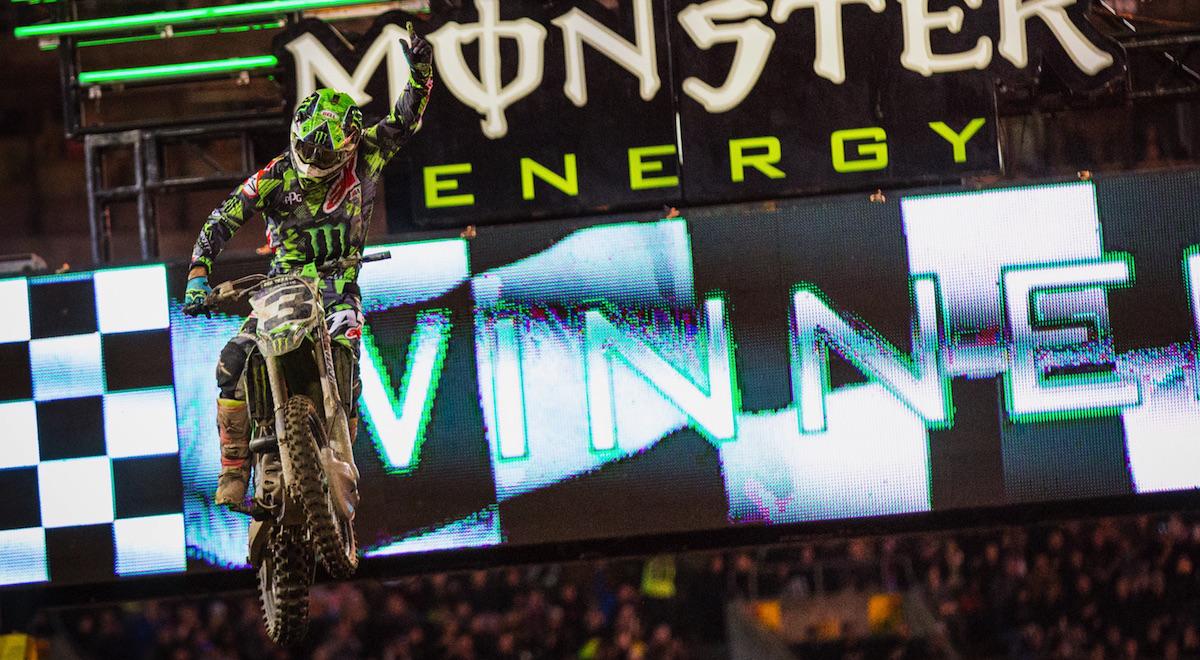 dirttrack_ES's tweet photo. Eli Tomac consiguió anoche su segunda victoria consecutiva en el @SupercrossLIVE 2017, por delante de @RyanDungey y Jason Anderson. https://t.co/gSSv87tUO7