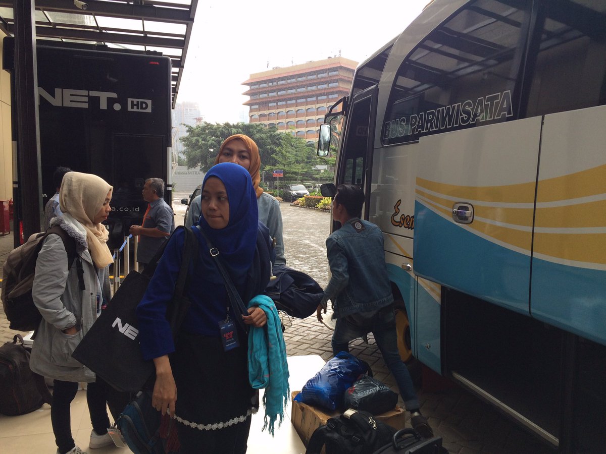 NET_CJ's tweet photo. Rombongan peserta udah sampe di Graha Mitra, pemberhentian terakhir CJ Camp 3.0. Saatnya pulang :( #NETCJCamp2017 https://t.co/CwDELOcC2B