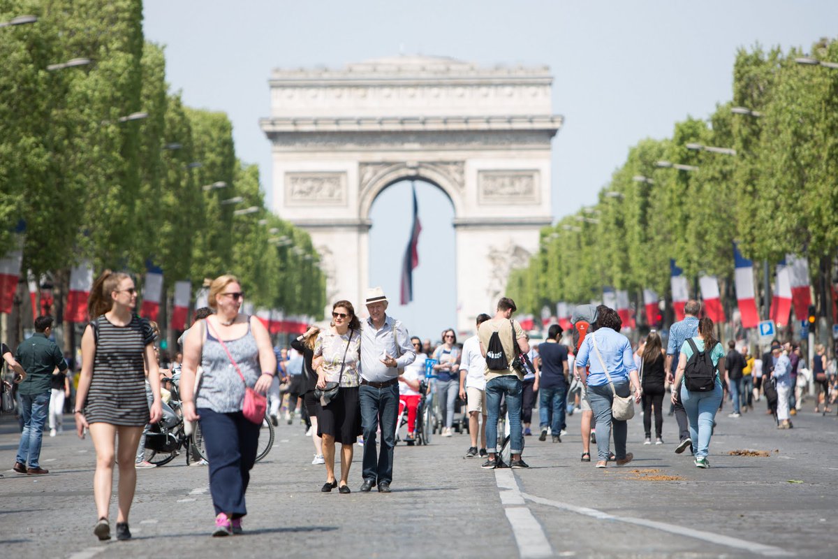 Paris's tweet photo. Aujourd'hui, profitez d'une petite balade sur les #ChampsElysées, ils sont piétons jusqu'à 18h. 😍

👉 https://t.co/DTiwiR0eLp https://t.co/eQkov0gYLw