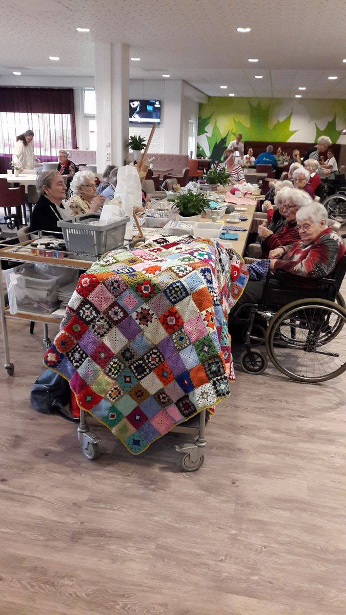 GGDW2018's tweet photo. De deken vd dag is voor jong en oud. #Zorgcentrum #Rispinge uit #Drachten maakte een vrolijke deken die voorlopig hangt in de hal #GGDW https://t.co/5mDKRT4cJv