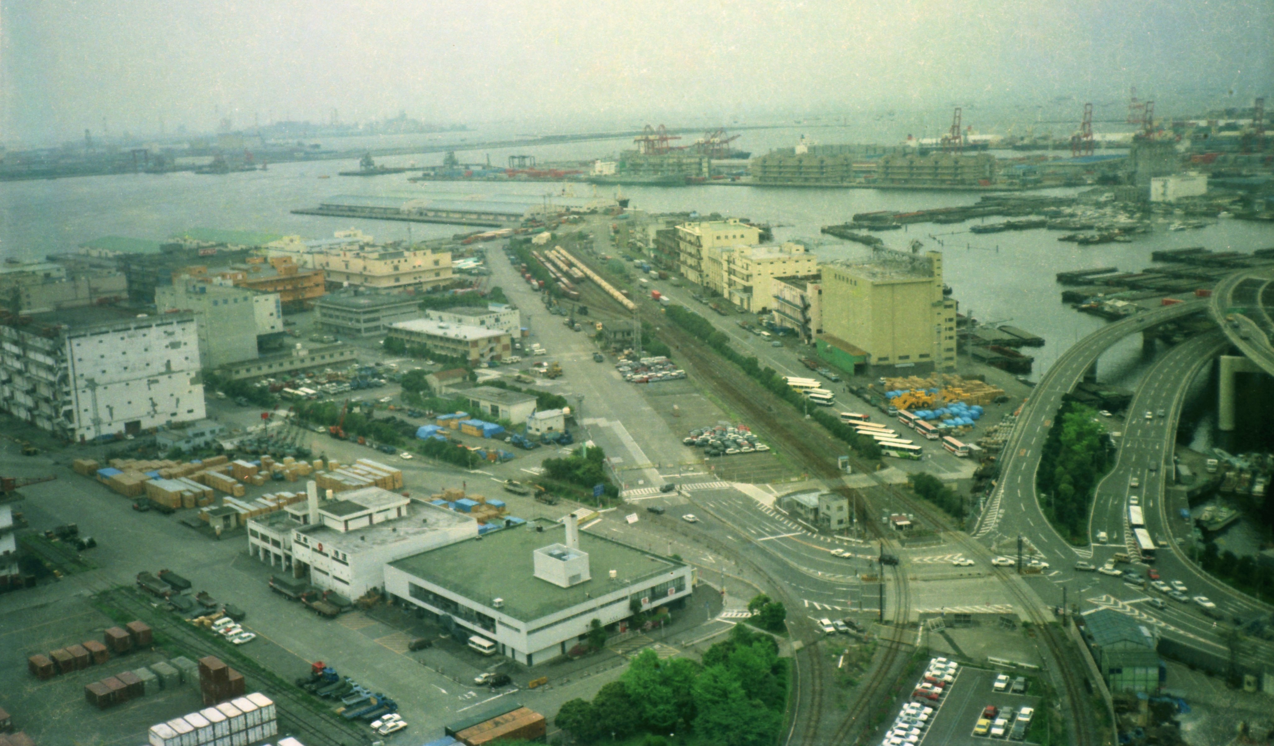 いろはす かなり 過去の写真から 1980年代半ばごろ 小さい頃 親に連れてってもらった横浜のマリンタワーから写した 山下埠頭 写真の中央奥に山下埠頭駅のヤードが見えます ワムとホキ 9800 がたくさん留置されてたことがわかります T Co