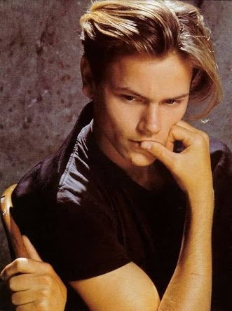 洋画紹介アカウント 自分の中で1番かっこいいハリウッド俳優は ダントツでリバーフェニックス River Phoenix です 永遠の憧れであり 誰にも劣らぬカリスマ性を持ちながらも その繊細さと切なさを持ち合わせた彼の魅力は凄まじいです 若くしての死は