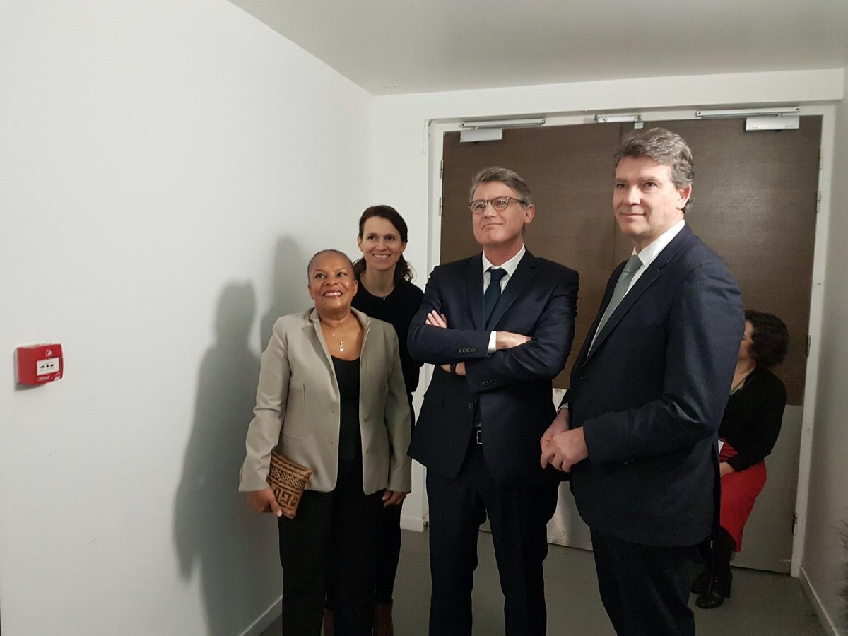 LJAP17's tweet photo. Arrivée de @Vincent_Peillon , @ChTaubira , @montebourg et A. Filipetti pour soutenir notre candidat @benoithamon ! 
#BenoitHamon2017 🇫🇷♥️ https://t.co/TD6BMzHzVm