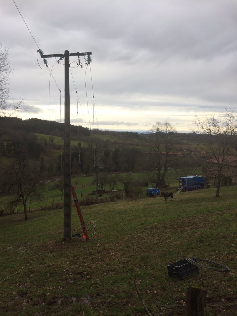 JCl_HUGUENY's tweet image. Bravo aux équipes d'@enedis_auvergne sur le pont pour réparer les lignes endommagées par la tempête #Leiv #engagement #servicepublic