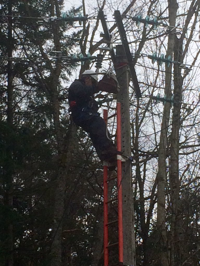 JCl_HUGUENY's tweet image. Bravo aux équipes d'@enedis_auvergne sur le pont pour réparer les lignes endommagées par la tempête #Leiv #engagement #servicepublic