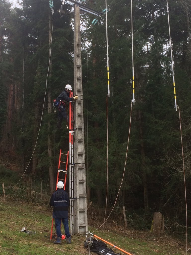 JCl_HUGUENY's tweet image. Bravo aux équipes d'@enedis_auvergne sur le pont pour réparer les lignes endommagées par la tempête #Leiv #engagement #servicepublic