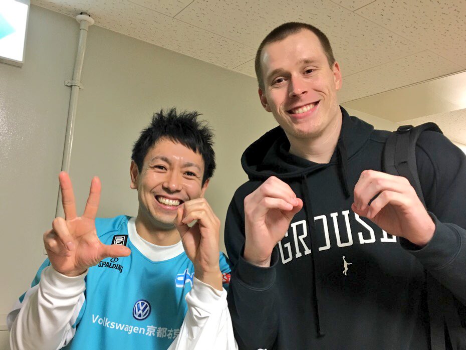 toyamagrouses's tweet photo. 来日1年目のシーズンを #仙台89ERS でともに戦った #日下光 選手からもお祝いのコメントが😆👏「彼の良さはチームプレーに徹するところです!3000得点を達成されて僕も嬉しいです!」🙌
#グラウジーズ #grouses #サムウィラード #ハンナリーズ #Bリーグ https://t.co/fJiaAerzwN