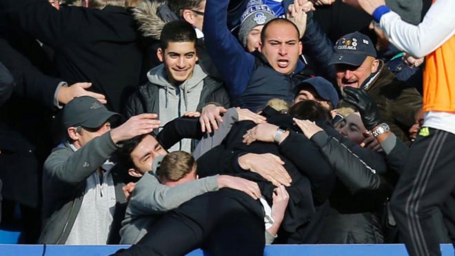 chelseamatters_'s tweet photo. If Klopp tried this at Anfield he'd lose his watch, phone, wallet, car keys &amp; his designer fucking specs https://t.co/T6SCyOkuG5