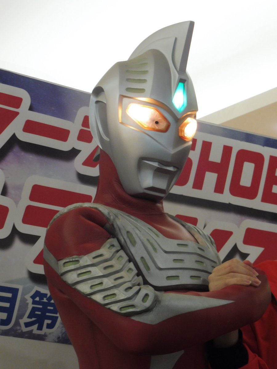 流星號 来春まで足踏み突撃 ウルトラセブン２１ パイロット版のスーツとビデオ版のスーツ比較 首を見ると違いがわかりやすい パイロット版は銀が入ってるけど ビデオ版は首回りが赤一色