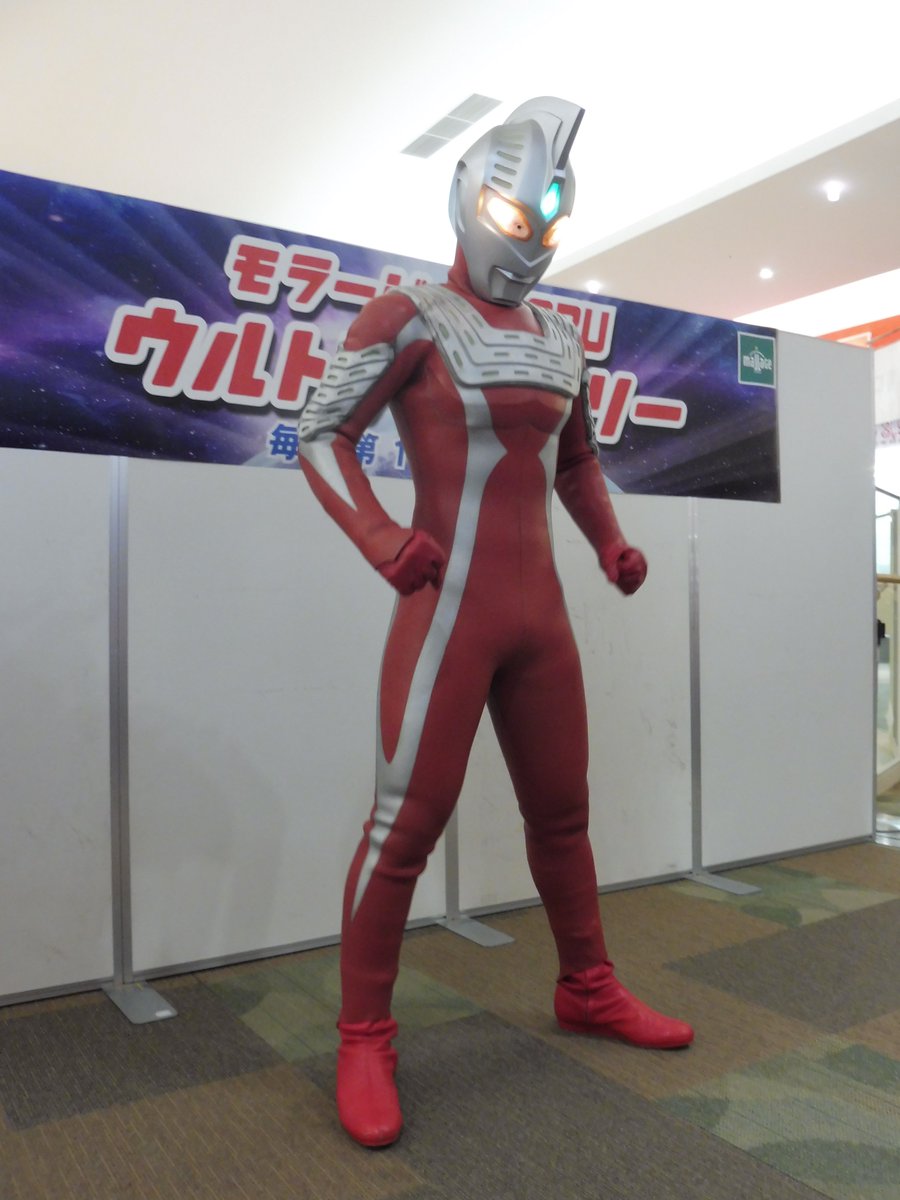 流星號 来春まで足踏み突撃 ウルトラセブン２１ パイロット版のスーツとビデオ版のスーツ比較 首を見ると違いがわかりやすい パイロット版は銀が入ってるけど ビデオ版は首回りが赤一色