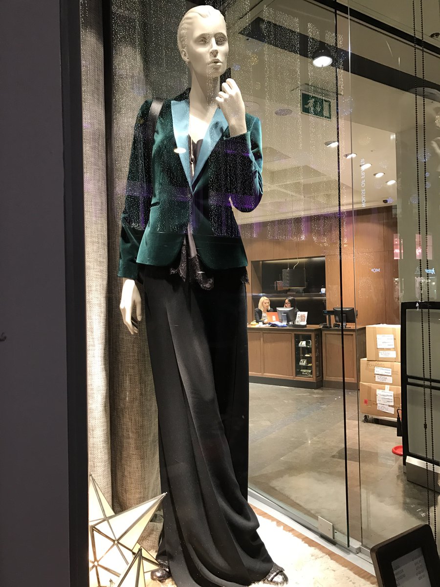 icityretail's tweet photo. The elegant side window mannequin ~ https://t.co/e17Ub3CMBS

#windowdisplay #visualmerchandising #fashion #entreprenuer #businessowner #shop https://t.co/rUBK7u8vPK