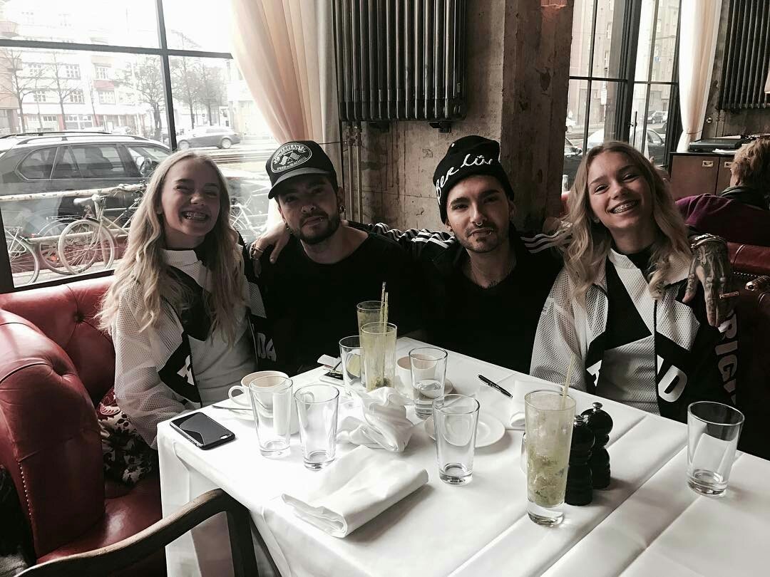LenaLisaUpdates's tweet photo. 📷 Instagram update! 📷
💬 It was sooo nice to meet you! #TokioHotel #TwinsPower 💓🙌👭👬 💬
💘 @lisaandlena 💘 https://t.co/yUW6izFvN8