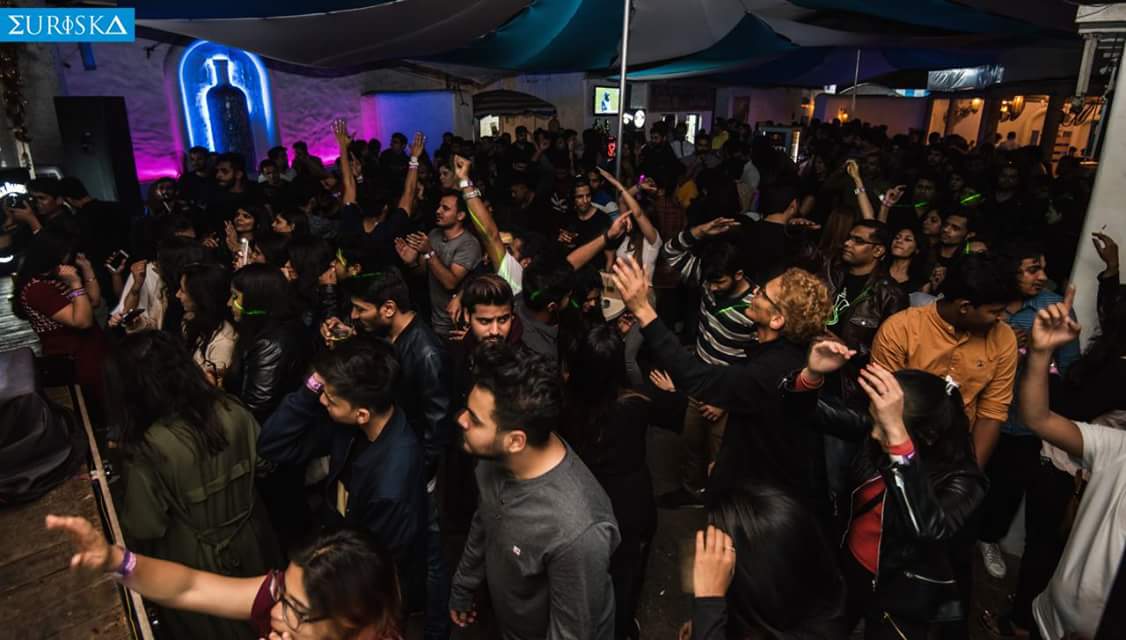 You know how we love to close the weekend in style! ;) Tonight, #GetFizzical and up-front with <a href="/Oozeundat/">Oozeundat</a> &amp; <a href="/reviverism/">REVIVER</a>. 5 PM onwards! #Pune