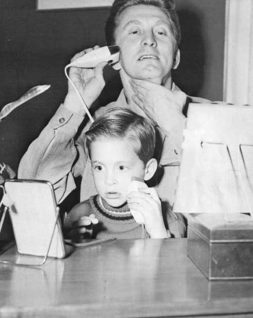 bonemagazine's tweet photo. Sunday mood. (Kirk Douglas ve küçük Michael Douglas) #bonemagazine #sundaymood https://t.co/f7Hl0jdUNC