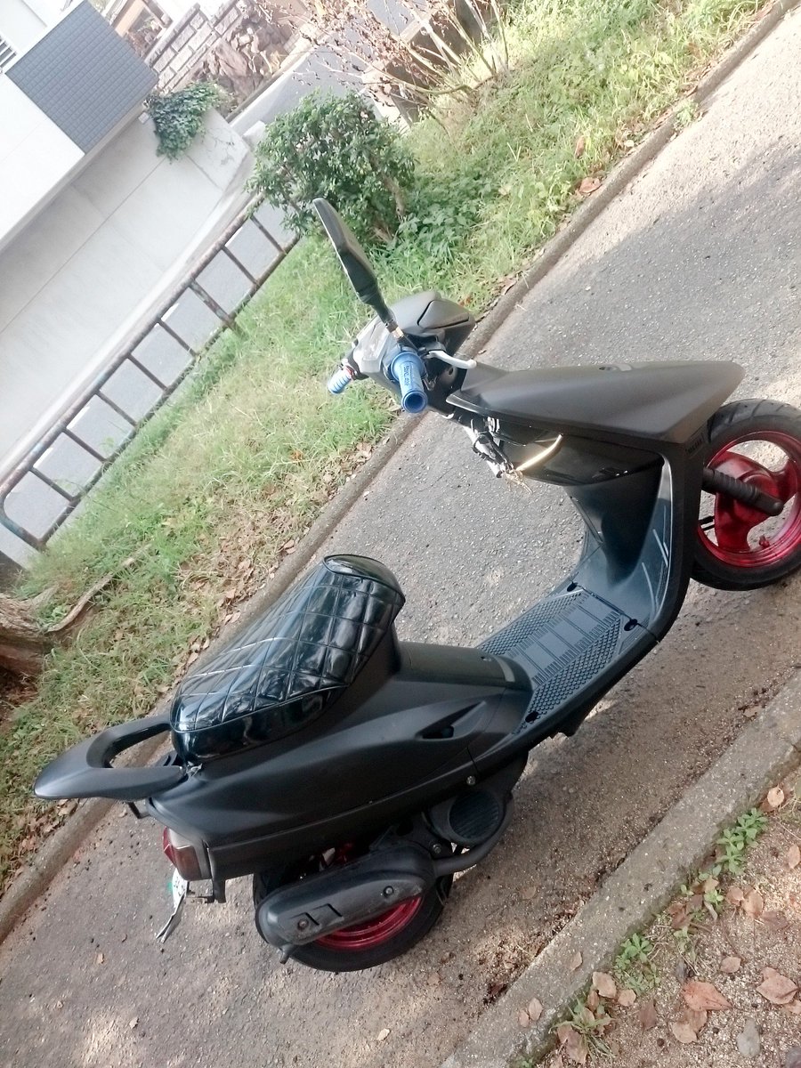 gentukitan's tweet photo. 原付売ります
なかなかカスタムしてます
改造点三枚目見てください
そこらへんの原付とかよりもよゆーで速いです
不具合たまに、せるつきにくいだけです
大阪からです
＃エイプ
＃旧ジョグ
＃アプリオ
＃JOG
＃原チャ
＃ZX
＃ZR
＃ライブディオ
＃3KJ https://t.co/ZXKp8BbnPl