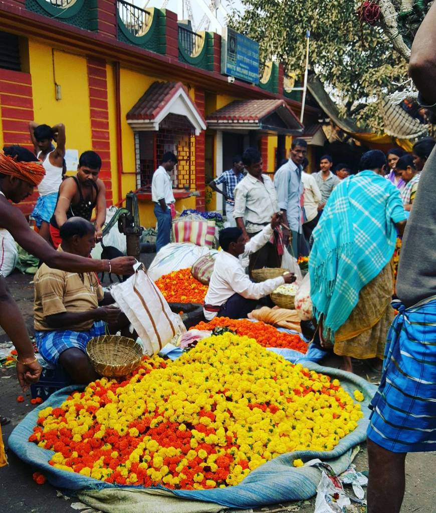 FionaProject's tweet photo. Flower market... divine. #creativeartssafaris #culturaltourism #crafttour #textileholidays #textiletours #bengal #k… https://t.co/NHmmrQVLeX