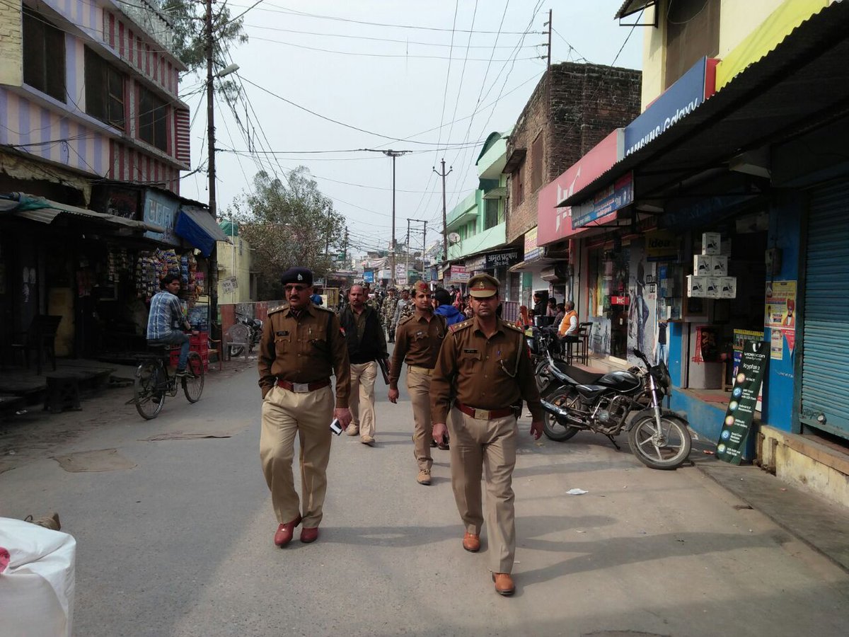 pilibhitpolice's tweet photo. पूरनपुर व माधौटांडा में पुलिस व एस0एस0बी0 टीम ने किया फ्लैग मार्च। @Uppolice @digbareilly @igzonebareilly https://t.co/oUvScAJoJG