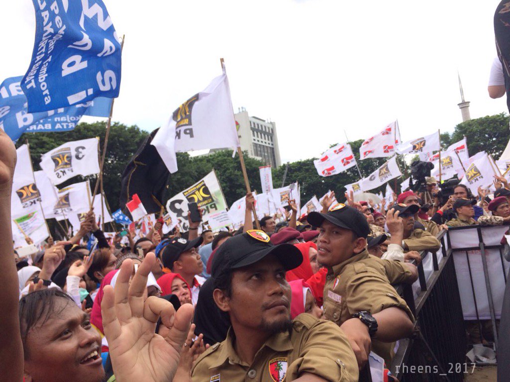PKSTebar's tweet photo. Lelah hilang dg bahagia bersama calon pemimpin idaman dunia akhirat #CoblosPecinyaNomor3 @PKSJaksel https://t.co/0LV4Hh4fBz