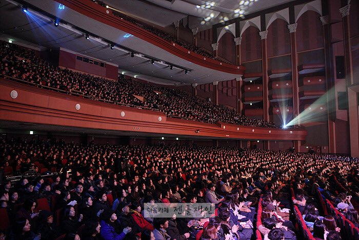 ilsanlove2012's tweet photo. 안철수, 박지원 영감 보구있냐? 경희대 문재인 북콘서트 동원 어쩌구 저쩌구 헛소리 했나본데, 일 미뤄가며 갔다 왔고, 교통비와 밥값 등등 내돈 7만원 들었거덩, 
으구~니네들말이야 평생 자발적인 지지자들을 가져봤어야 이 기분을 알지. 부러우면 지는겨. https://t.co/qwDhSCMF9m