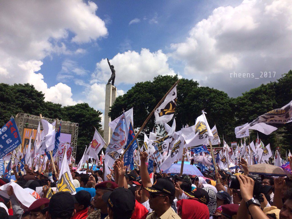 PKSTebar's tweet photo. Seperti terabadikan dalam monumen patung #salambersama dalam acara ini
#CoblosPecinyaNomor3 @PKSJaksel https://t.co/RJRslHoZ9f