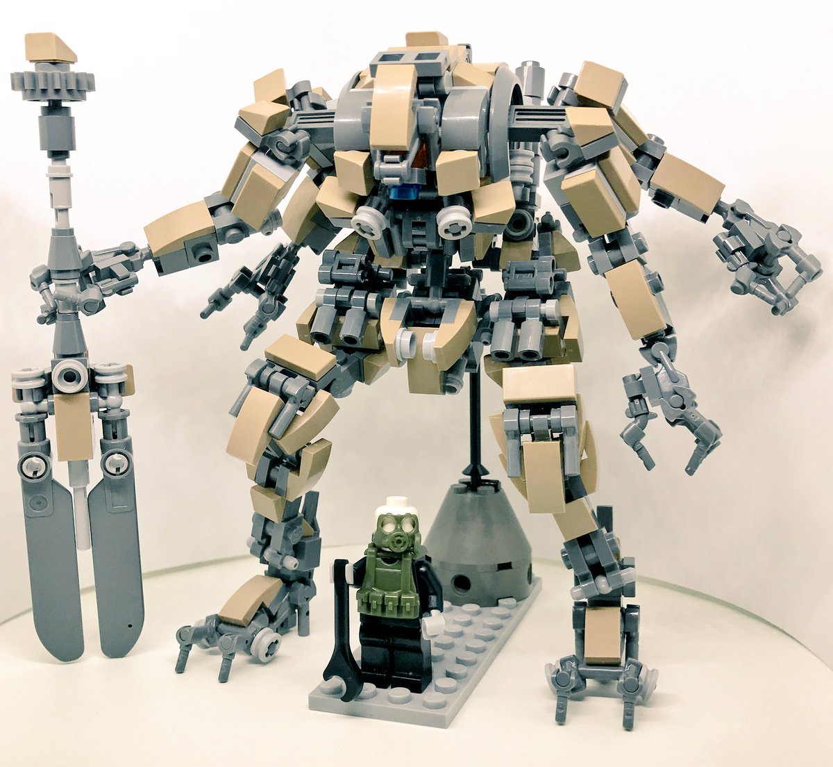 ガッチャ レゴ好きおじさん 新作上げます 初めてのカラー有りレゴロボです 砂漠地帯専用機 シュピンネ 砂に潜ったり隠れたり 奇襲 強襲に強い白兵戦特化機 という予想 土蜘蛛 とか言う異名とか持ってそう レゴロボ オリロボはいいぞ