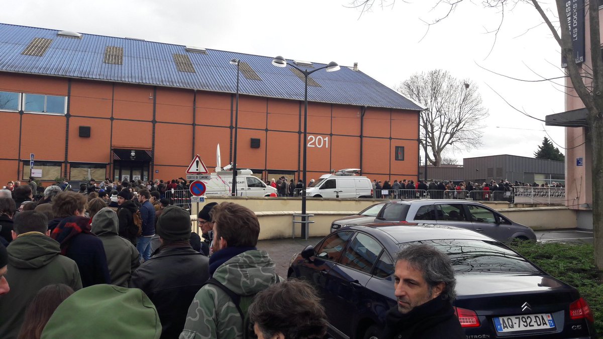 Beaucoup de jeunes dans l'immense queue pour le meeting #JLMHologramme.