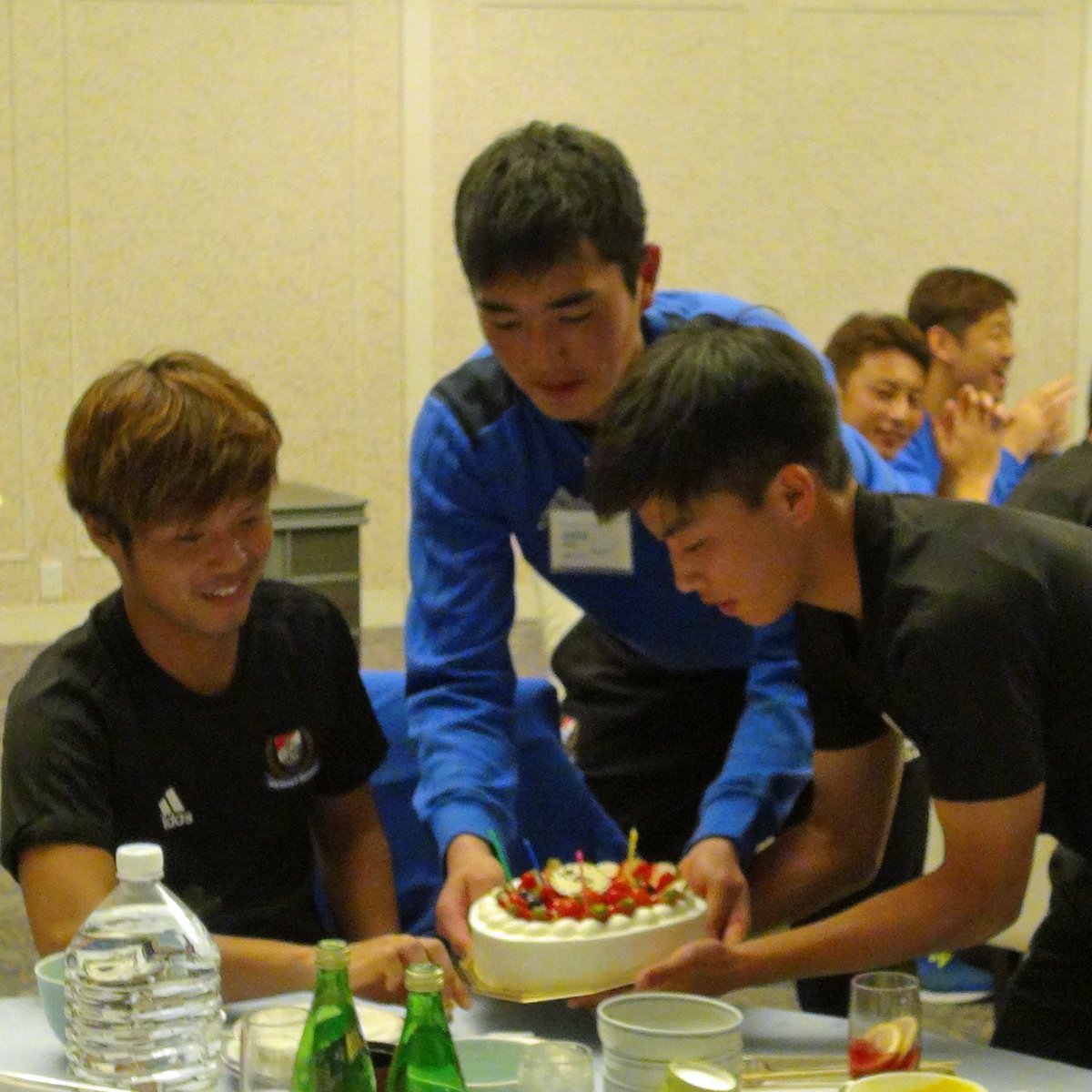 prompt_fmarinos's tweet photo. 夕食時には、金井選手の27歳の誕生日会が行われました！

おめでとう～ ヾ(・∀・)ﾉ << Happy Birthdy♪

#fmarinos #宮崎キャンプ #マリノスケJマスコット総選挙 https://t.co/QPbASdl9Sf