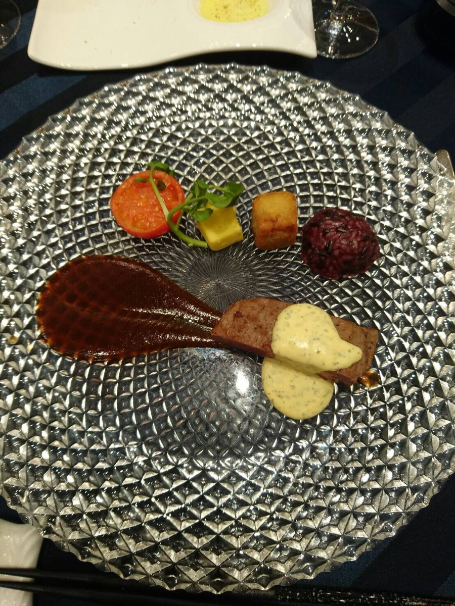 Game28Game's tweet image. 今日は少しお高めのとこでディナー♡

今日なぜかすごいナンパされるんだけど・・・汗 みんな暇なのかな？わら
無視すると怖いから
やんわりお断りさせていただくけど
今日はホントしつこくて怖かったよ.°(ಗдಗ。)

気持ち切り替えて
明日からまたトレードガンバるʕ•ᴥ•ʔ