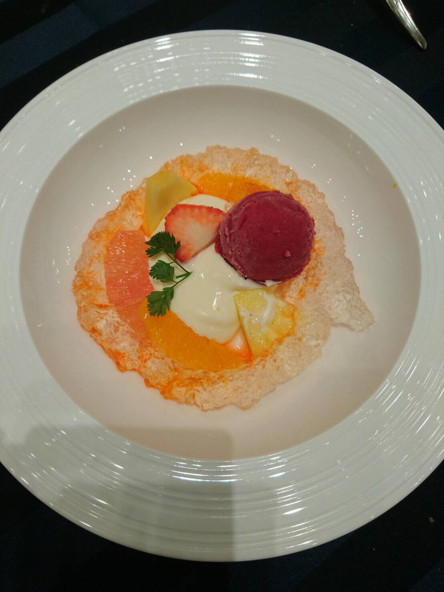 Game28Game's tweet image. 今日は少しお高めのとこでディナー♡

今日なぜかすごいナンパされるんだけど・・・汗 みんな暇なのかな？わら
無視すると怖いから
やんわりお断りさせていただくけど
今日はホントしつこくて怖かったよ.°(ಗдಗ。)

気持ち切り替えて
明日からまたトレードガンバるʕ•ᴥ•ʔ