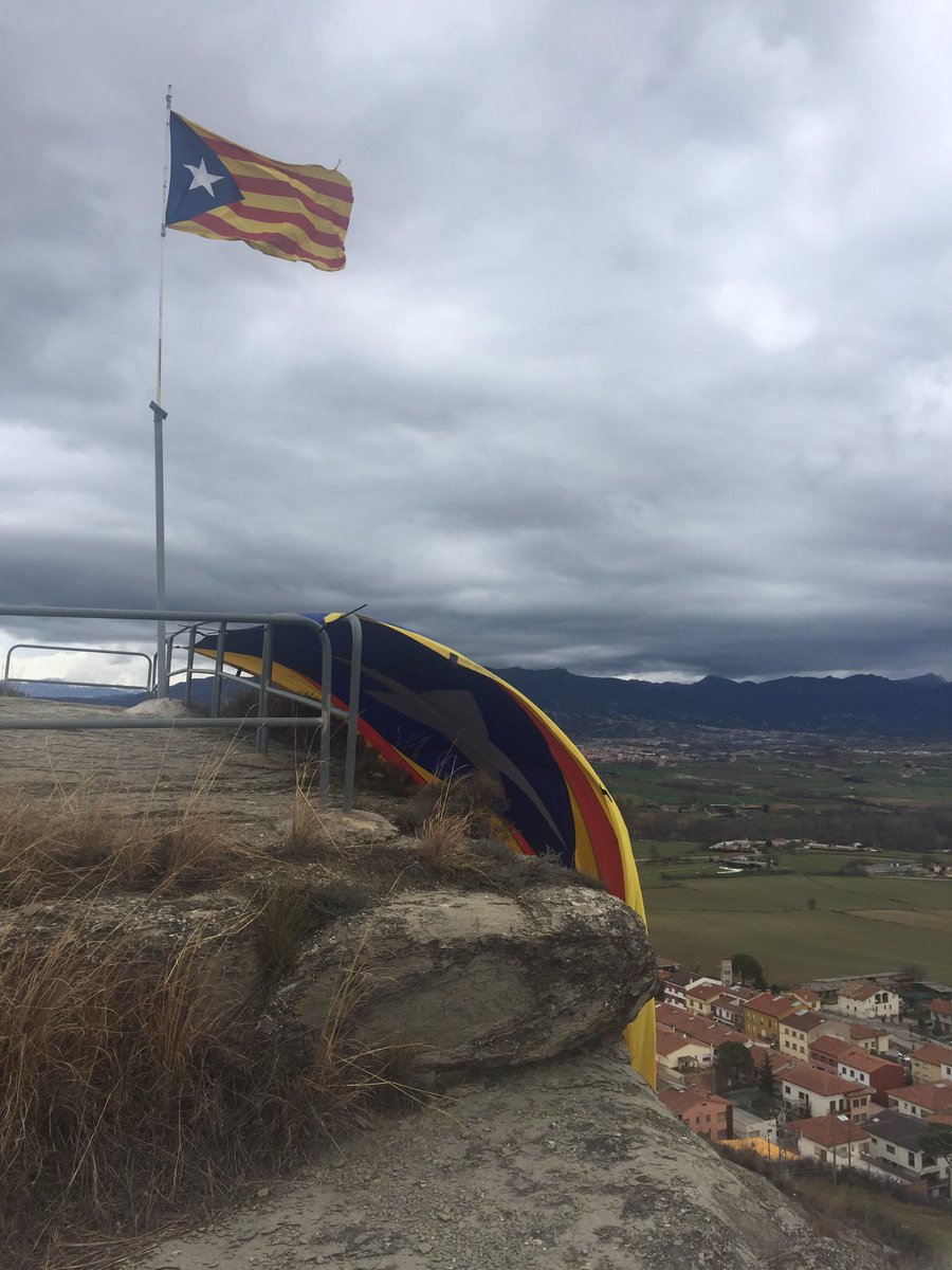 Voltreganes's tweet photo. #Taldiacomavui fa 303anys van passar els #fetsdelagleva #voltreganès #santhipòlit #Osona #voltregà
Avui sols s'ha penjat 1estelada al moral https://t.co/yybnKm3sok
